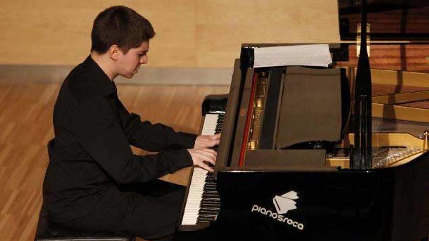 Marín muestra su arte frente al piano en Sagunt