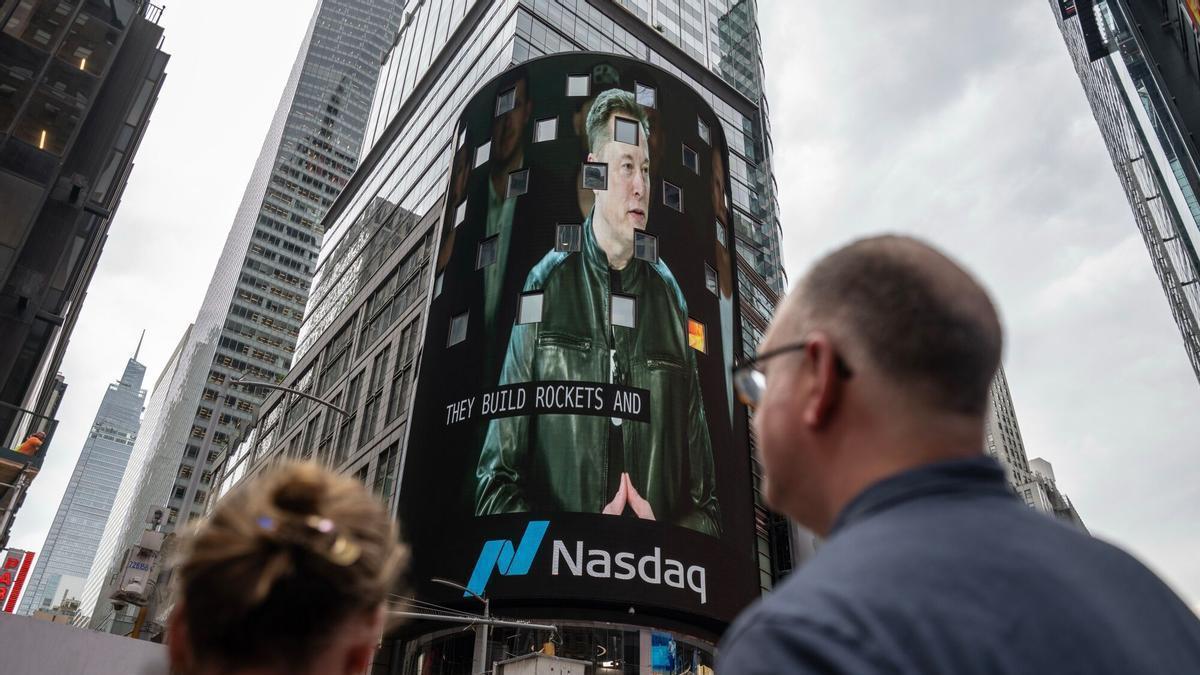 Elon Musk, fundador de SpaceX, proyectado ayer sobre una fachada de Times Square.