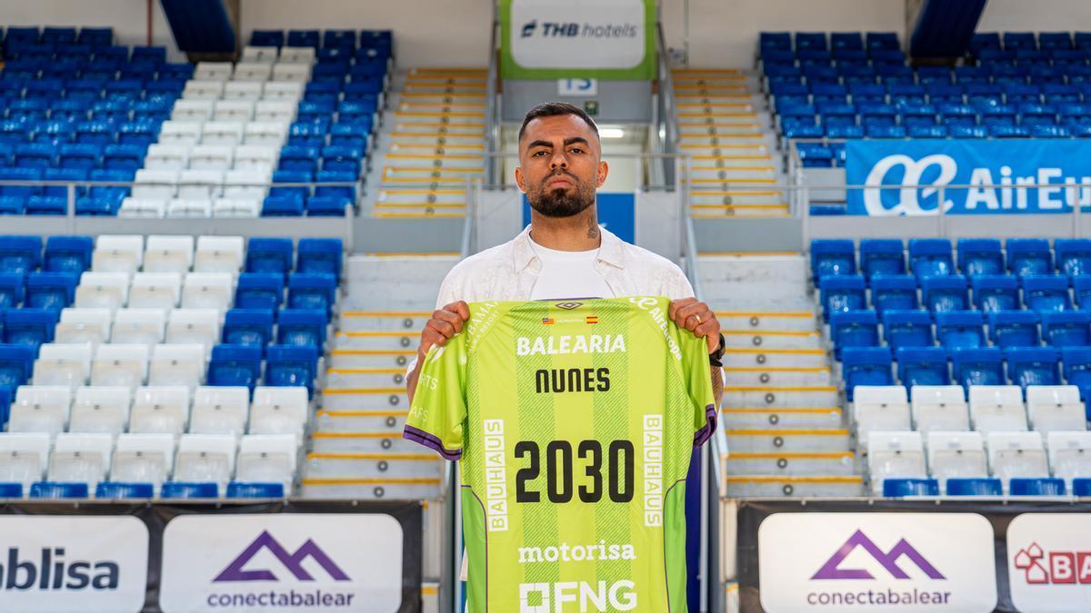 Diego Nunes posa con la camiseta del Illes Balears Palma Futsal