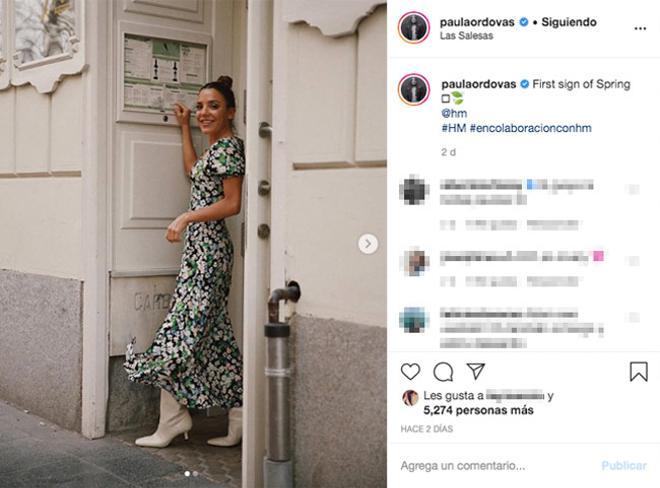 El look de Paula Ordovás con vestido de flores de H&amp;M y botas blancas