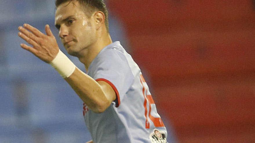 David Rodríguez corre para celebrar el segundo gol del Celta. // Ricardo Grobas