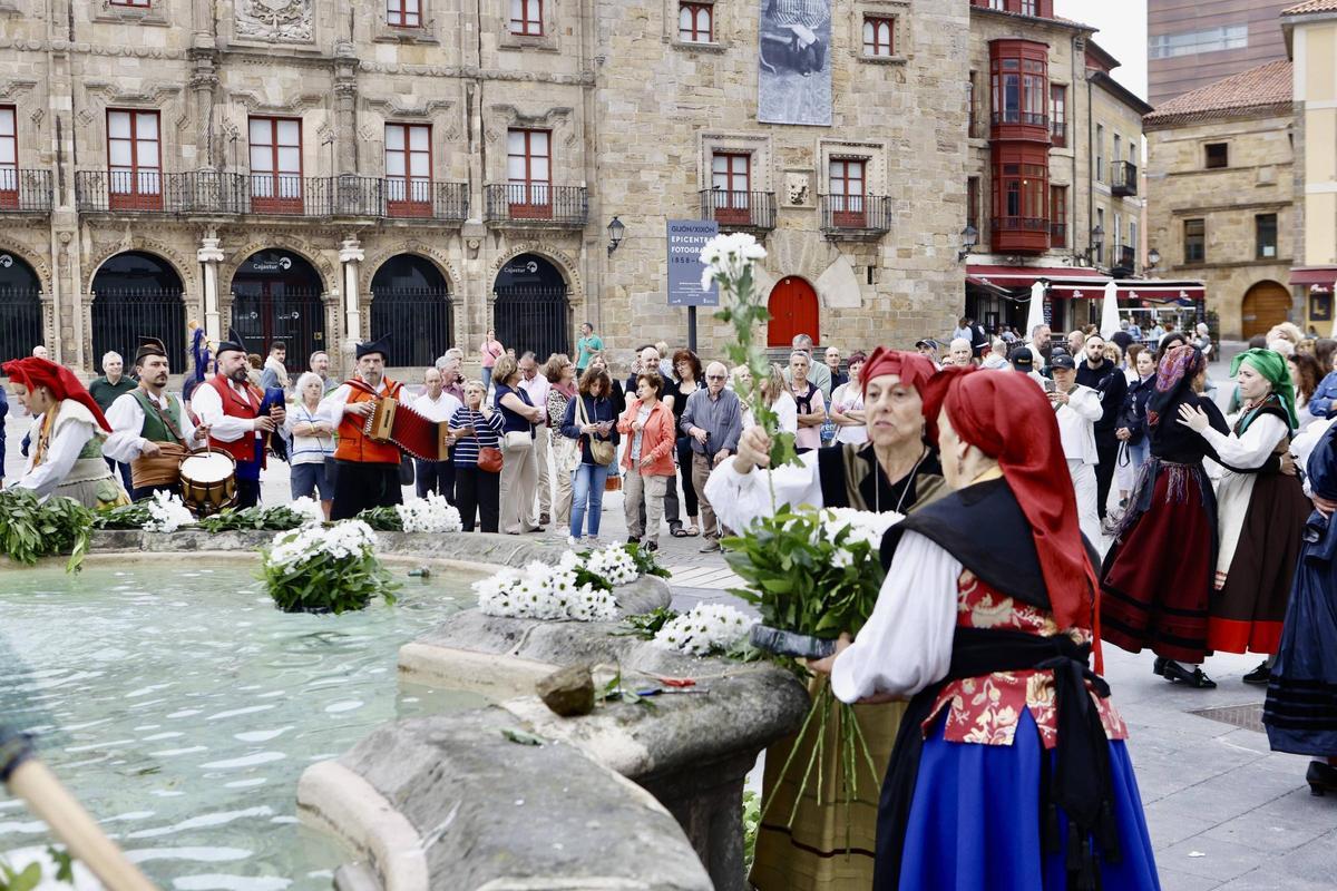 Adornos florales en la fuente de Pelayo, el pasado año.