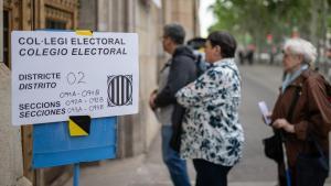 Cola en un colegio electoral de Cataluña para las elecciones del 12M.