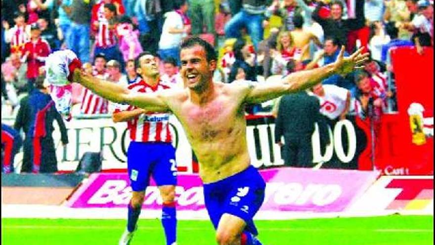 Bilic celebra su gol, con Barral y la grada de los Ultra Boys detrás.