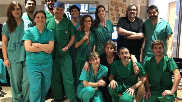 El equipo de Cardiología Intervencionista del CHUS, con su director, Ramiro Trillo, vestido de negro