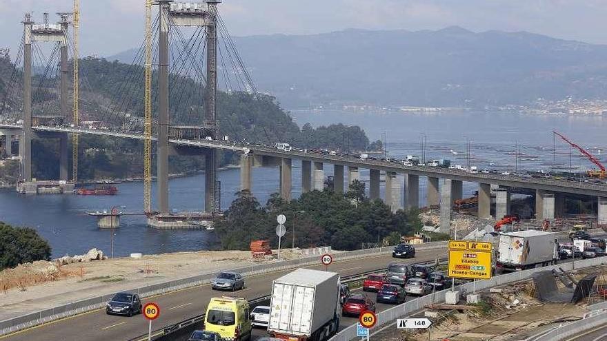 Colapso de tráfico en Rande por un accidente durante las obras. // R. Grobas