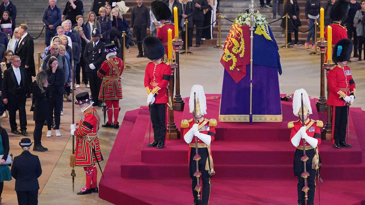 Capilla ardiente de la reina Isabel en el Parlamento de Westminster, este viernes.