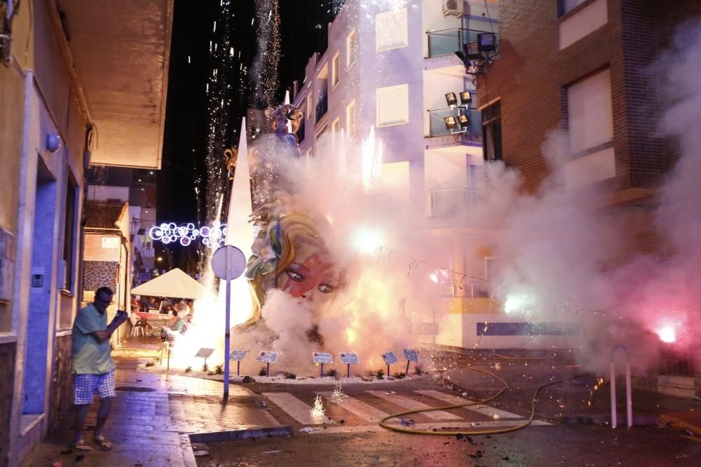 Cientos de personas, la mayoría adolescentes que quisieron disfrutar de la "cremá" y posterior "bañá" de los bomberos, se acercaron al barrio del Calvario para ver arder su hoguera