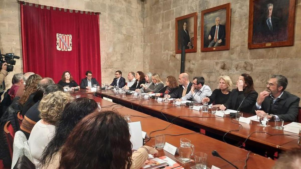 Reunión en el Consolat de Mar antes de la firma del II Acuerdo Tripartito para la Calidad del Empleo del sector de la Hostelería en Baleares.