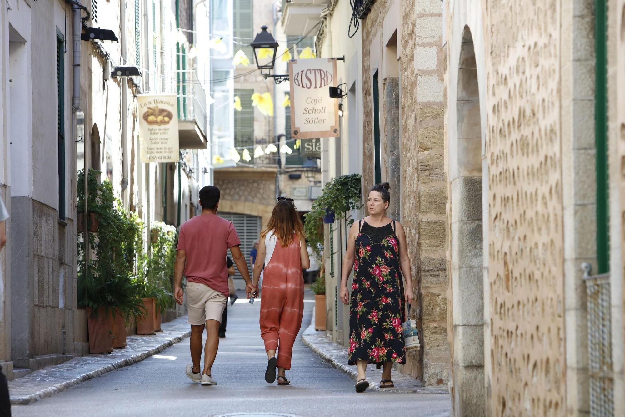 Wie im Hochsommer: Im Zentrum von Sóller auf Mallorca ist es auch im Oktober rappelvoll