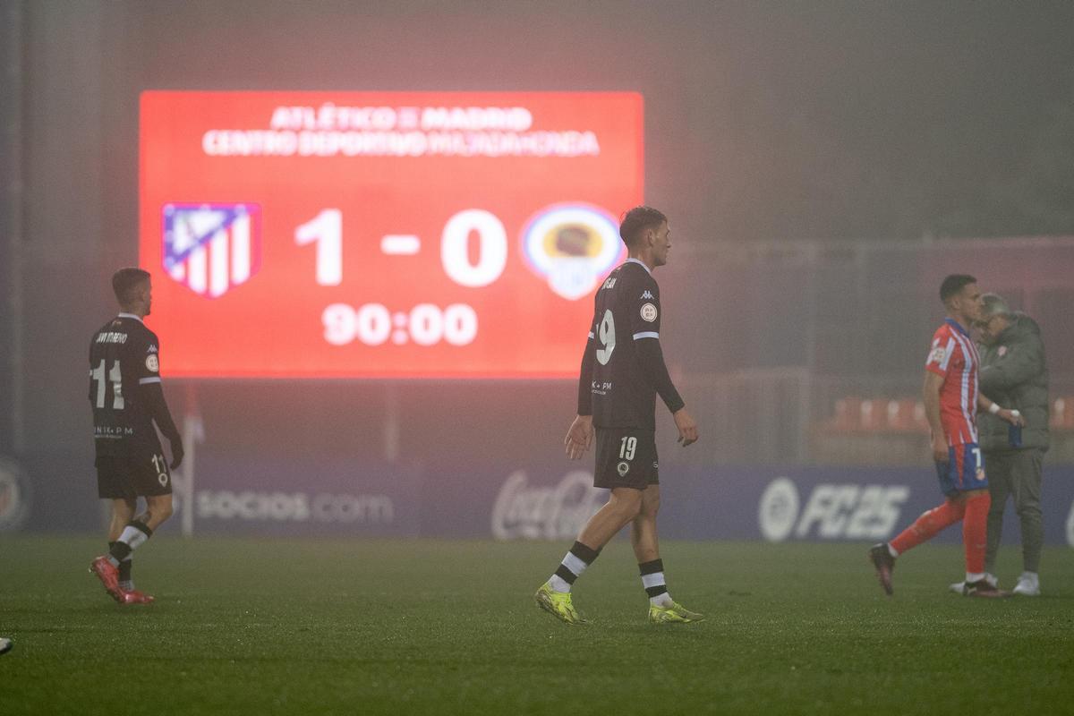 Imagen del partido jugado en curso pasado en Madrid cintra el filial del Atleti con Mangada en el centro.
