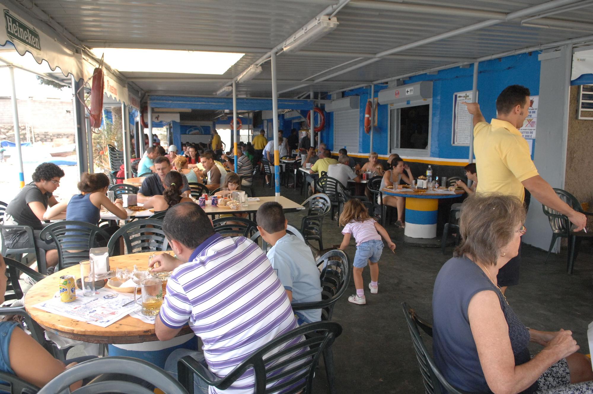Imagen de archivo de la terraza del Bar Playa El Boya repleta de clientes.