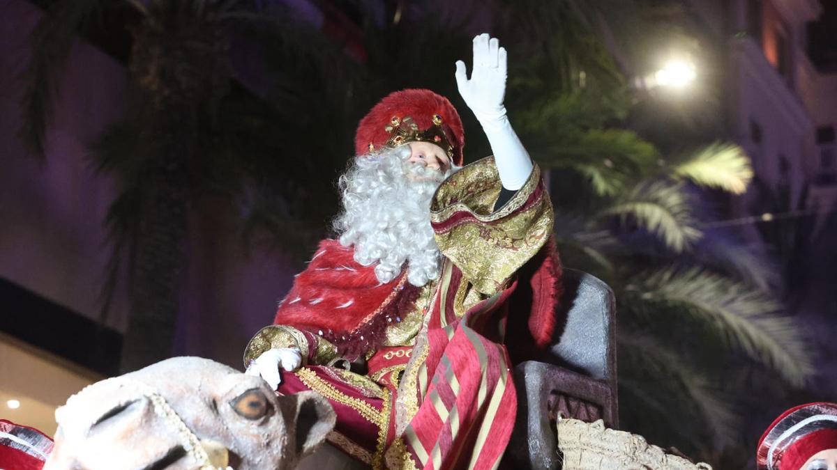 Gran expectación en Alicante para ver a los Reyes Magos