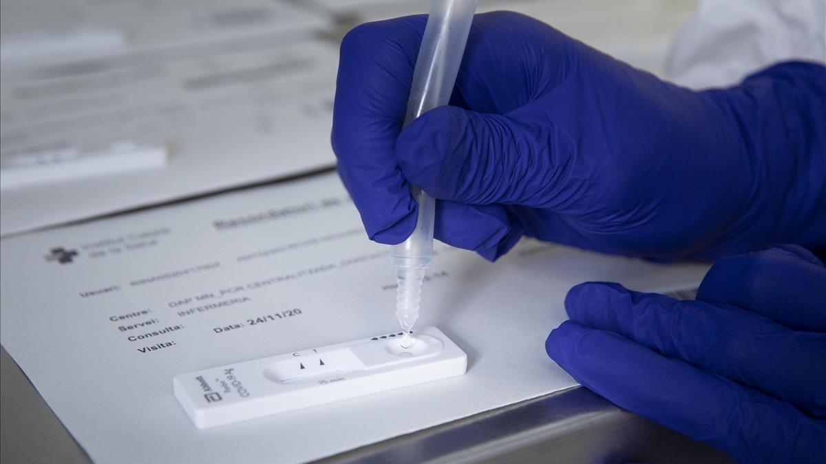Un sanitario trabaja en un test para detectar positivos de covid-19 en un centro de atención primaria de Badalona.