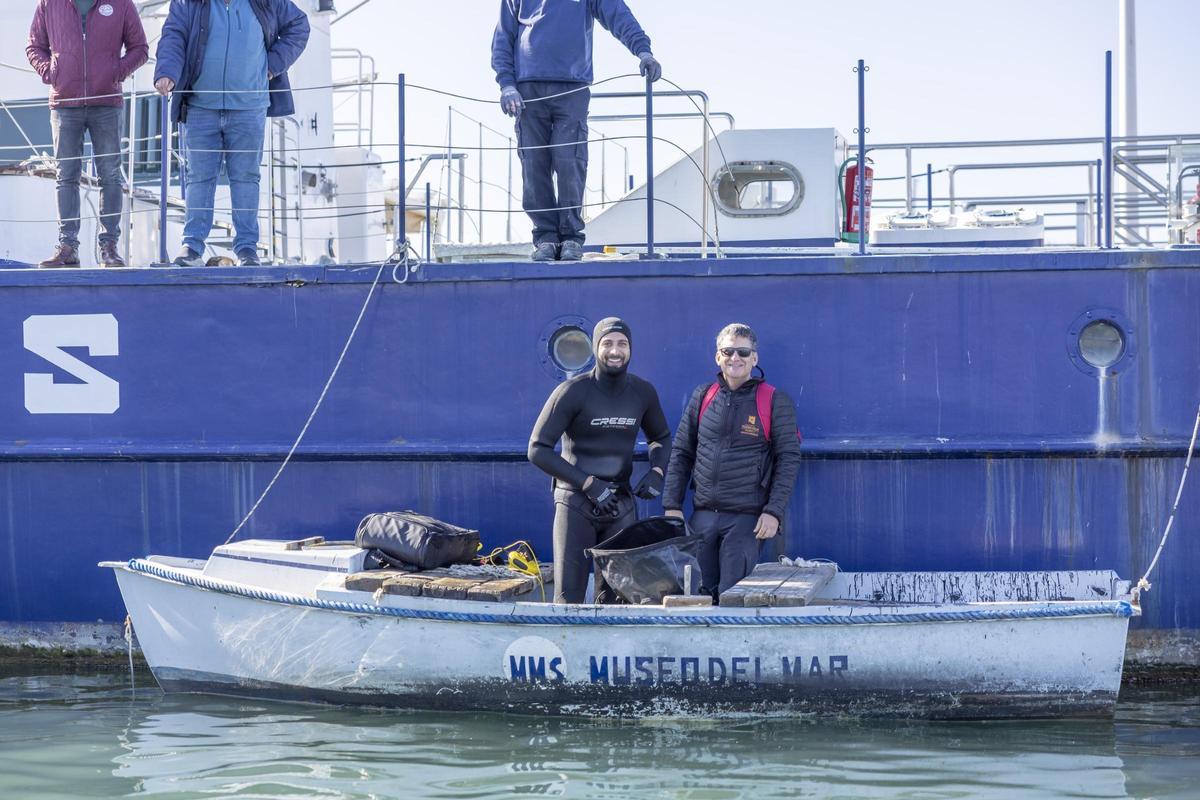 Rescate de la tortuga marina que había hecho de la dársena pesquera de Torrevieja su hábitat en el último mes