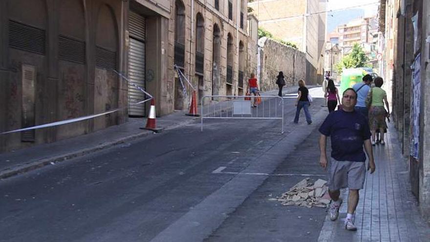 Imagen de la calle Salvador Allende cortada, con los cascotes amontonados a un lado.