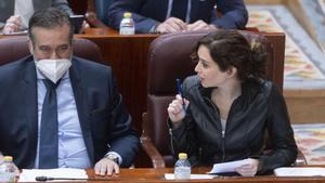 La presidenta de la Comunidad de Madrid, Isabel Díaz Ayuso; y el consejero de Presidencia, Justicia e Interior de la Comunidad de Madrid, Enrique López, en un pleno de la Asamblea de Madrid, a 10 de febrero de 2022, en Madrid (España). Durante el pleno ha