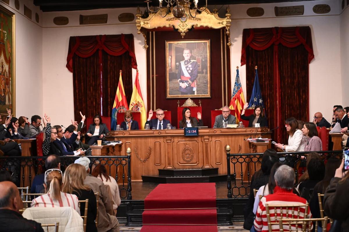 El pleno celebrado este lunes en el Ayuntamiento de Elche.