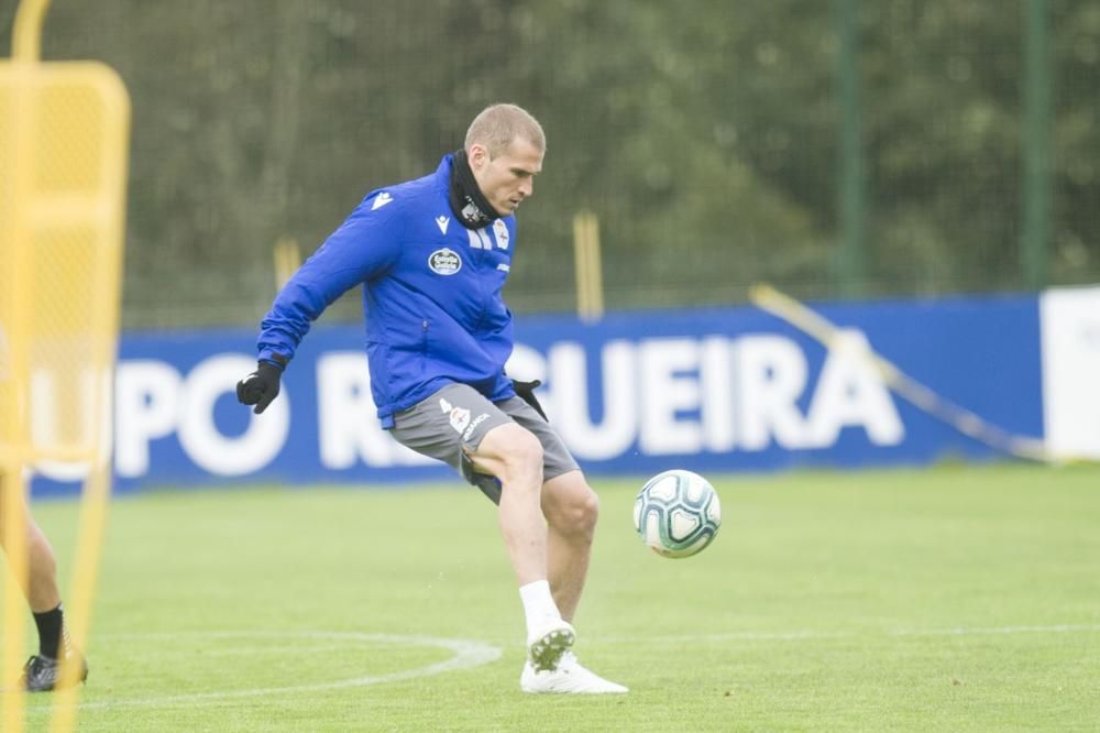 Luis César Sampedro dirigió a sus jugadores en un partido de once contra once en la ciudad deportiva de Abegondo.