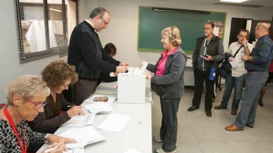Un instante de la votación de las primarias en Alicante.