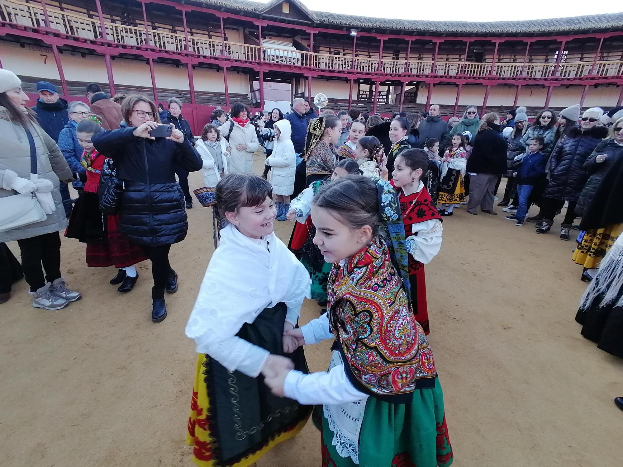 GALERÍA | Toro arropa a los novios en la boda infantil de Carnaval