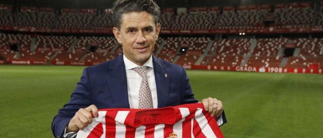 Alejandro Irarragorri, con la camiseta del Sporting en El Molinón. | Marcos León