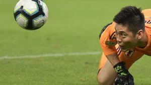 El portero de Japón Eiji Kawashima mira la pelota durante su partido de torneo de fútbol de la Copa América en el estadio Mineirao en Belo Horizonte, Brasil.