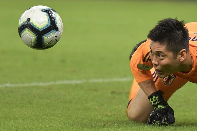 El portero de Japón Eiji Kawashima mira la pelota durante su partido de torneo de fútbol de la Copa América en el estadio Mineirao en Belo Horizonte, Brasil.