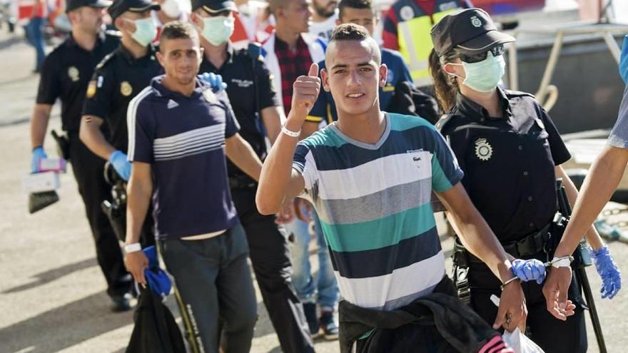 Un grupo de inmigrantes, ayer, a su llegada al puerto de Santa Lucía.