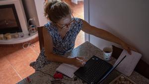 Una mujer teletrabajando durante la pandemia.