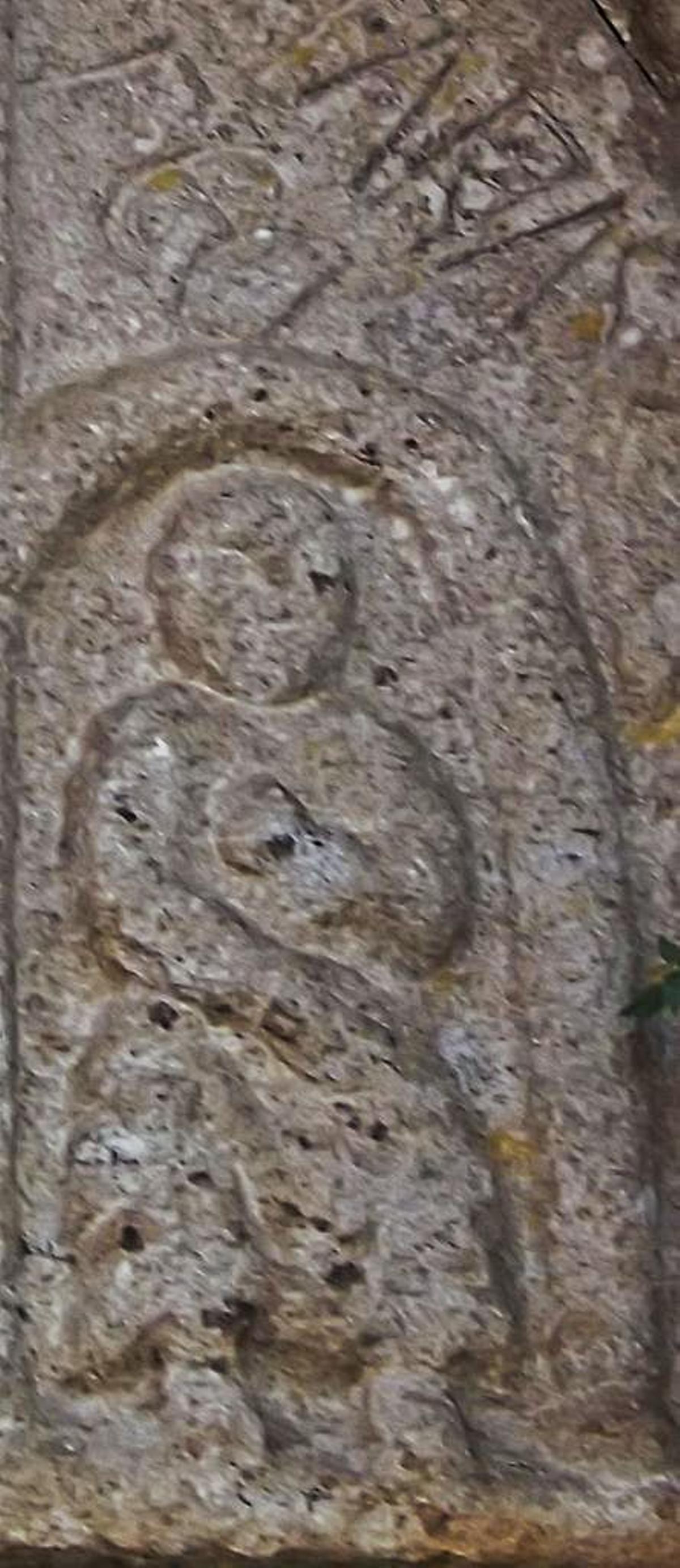 “ARIAS FECI”, inscrición do século XII que honra ao nobre que mandou facer a igrexa de San Martiño.   | // VILLAVERDE