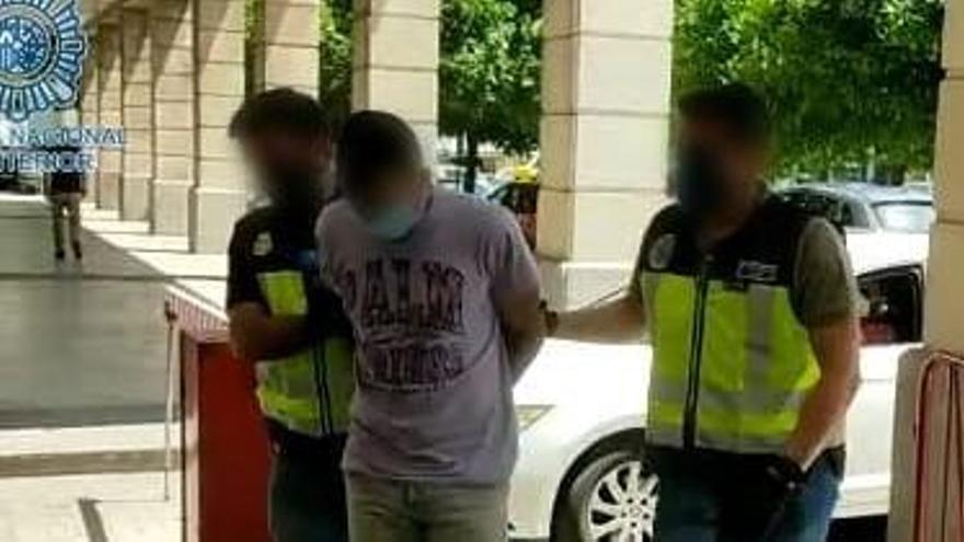 Agentes de la Policía Nacional llegan al Juzgado de Sevilla con el detenido de 39 años.