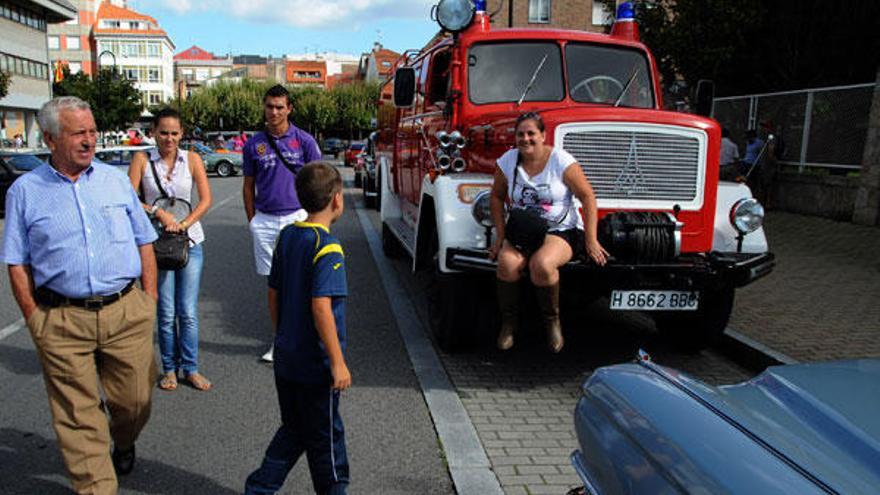 El camión de bomberos alemán en la exposición de vehículos clásicos de Vilagarcía. El público pudo verlos en la calle Elpidio Villaverde del Puerto de Vilagarcía.  // Iñaki Abella