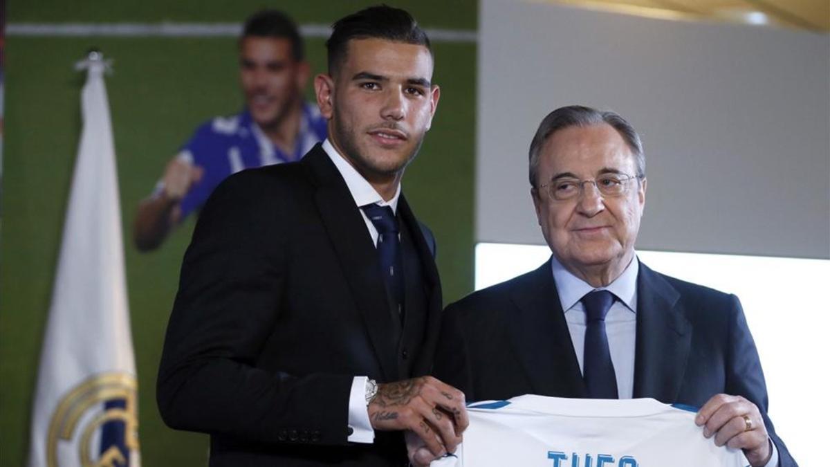 Theo Hernández y Florentino Pérez, durante el acto