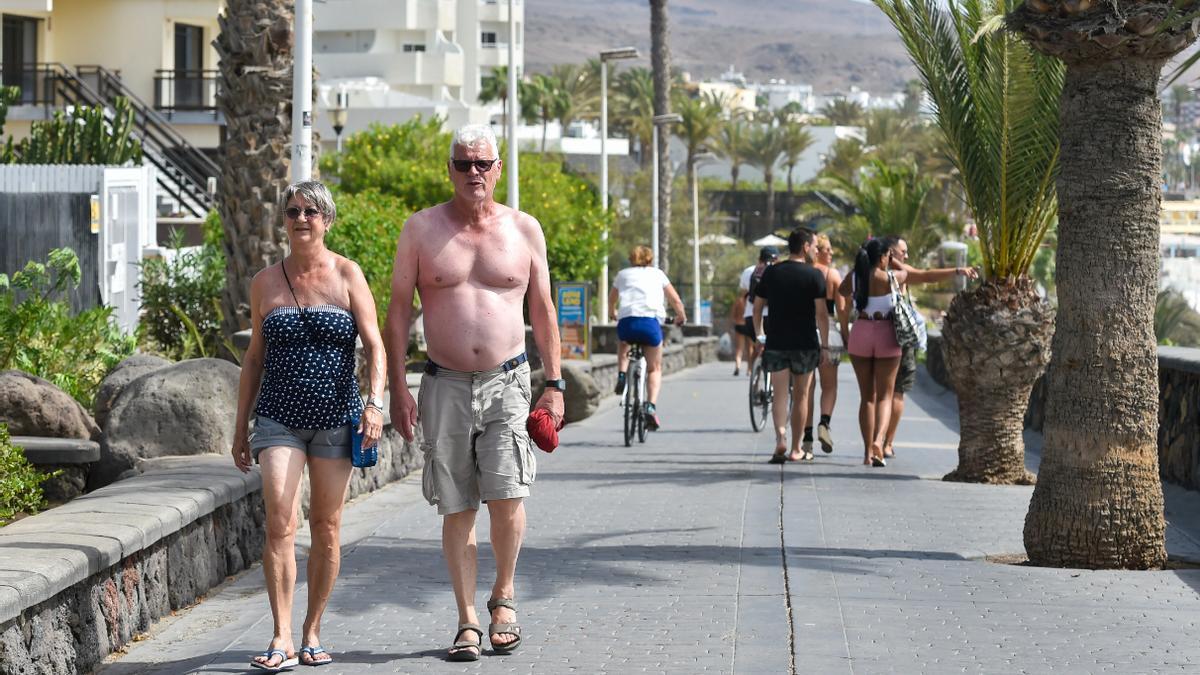 Dos turistas pasean por la zona turística de Playa del Inglés, en Gran Canaria.
