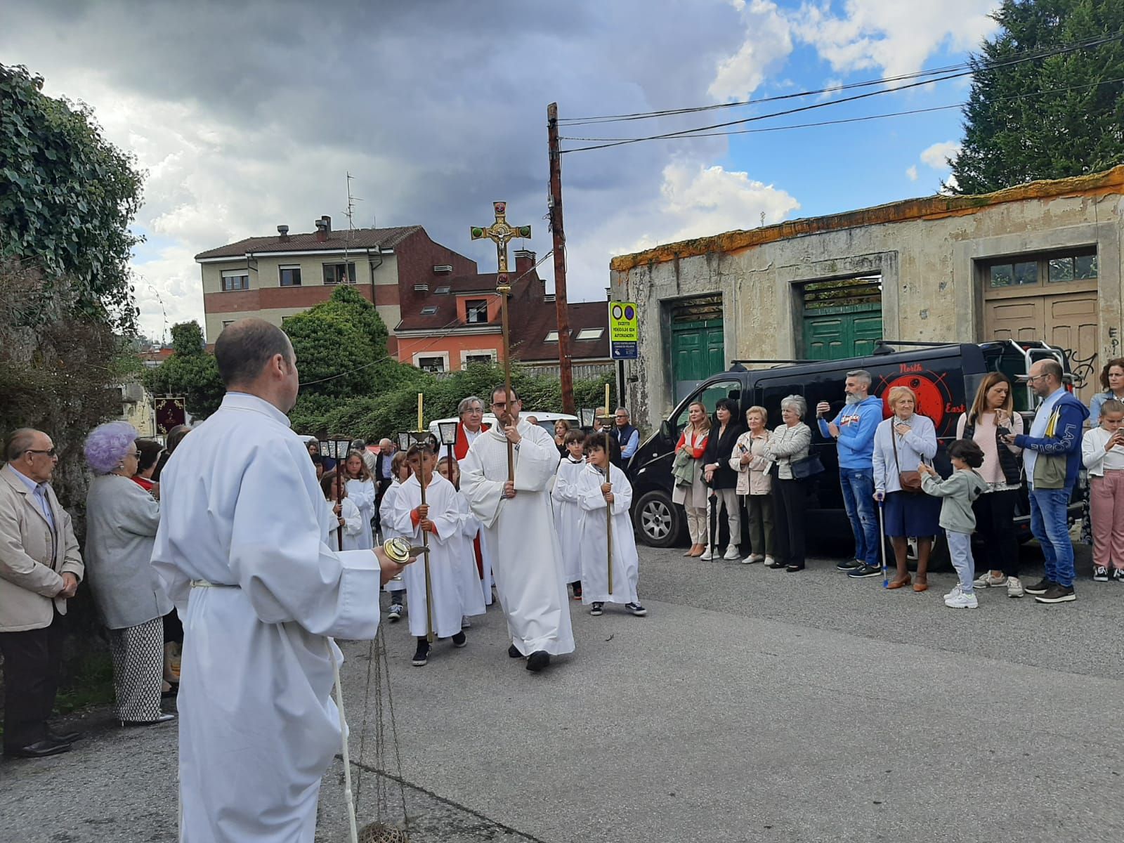 La Pola honra al Cristo de Santa Ana