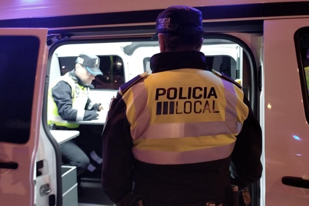 Agentes de la Policía Local de Palma durante una prueba de alcoholemia.