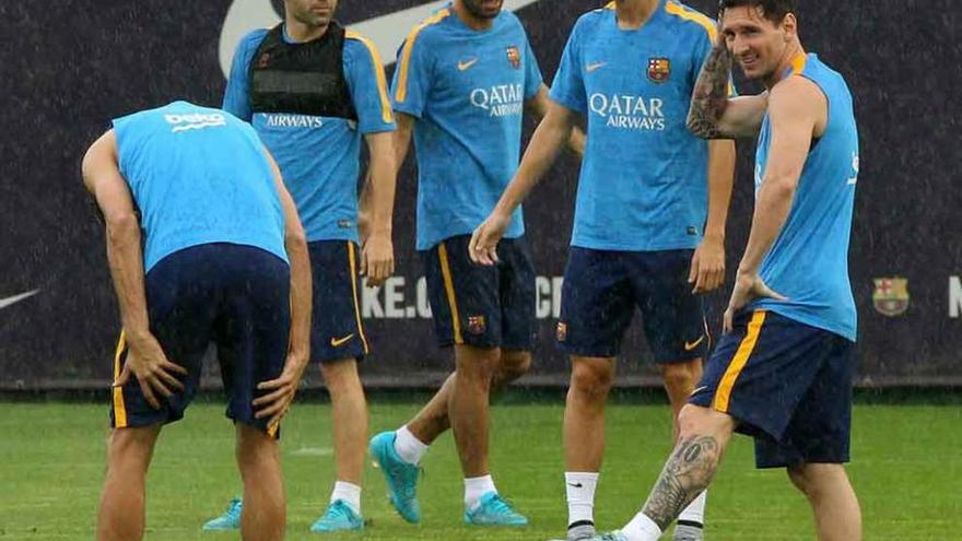 Leo Messi controla el cuero al término de un ejercicio junto a otros compañeros como Iniesta o Mascherano.