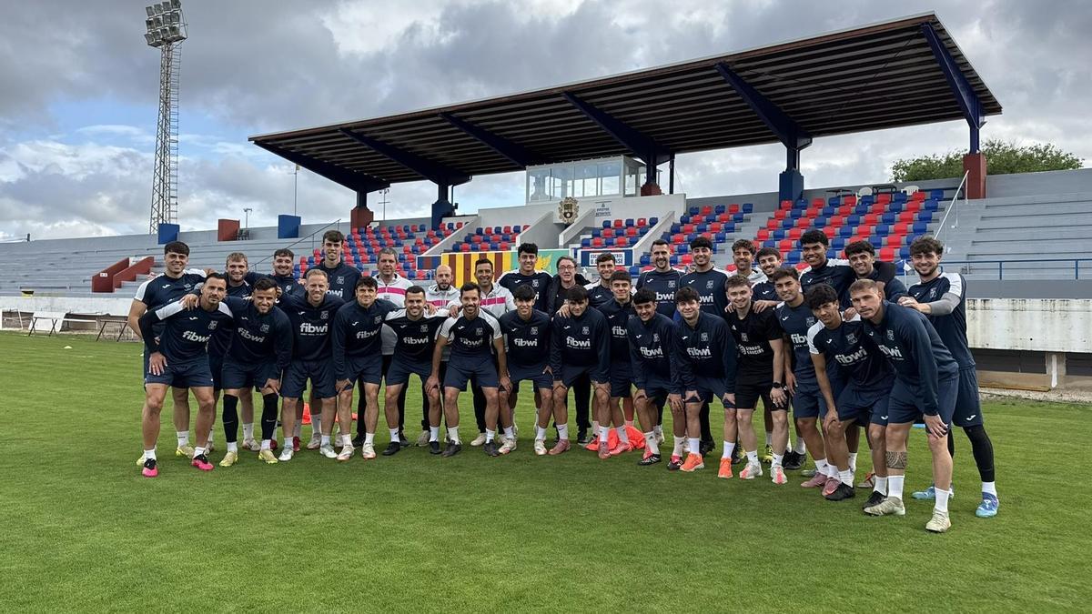 La plantilla del Poblense posa al completo tras un entrenamiento.