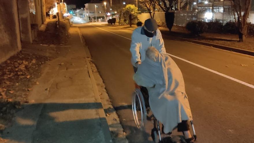 Tornar en cadira de rodes i de nit pel retard de l’ambulància