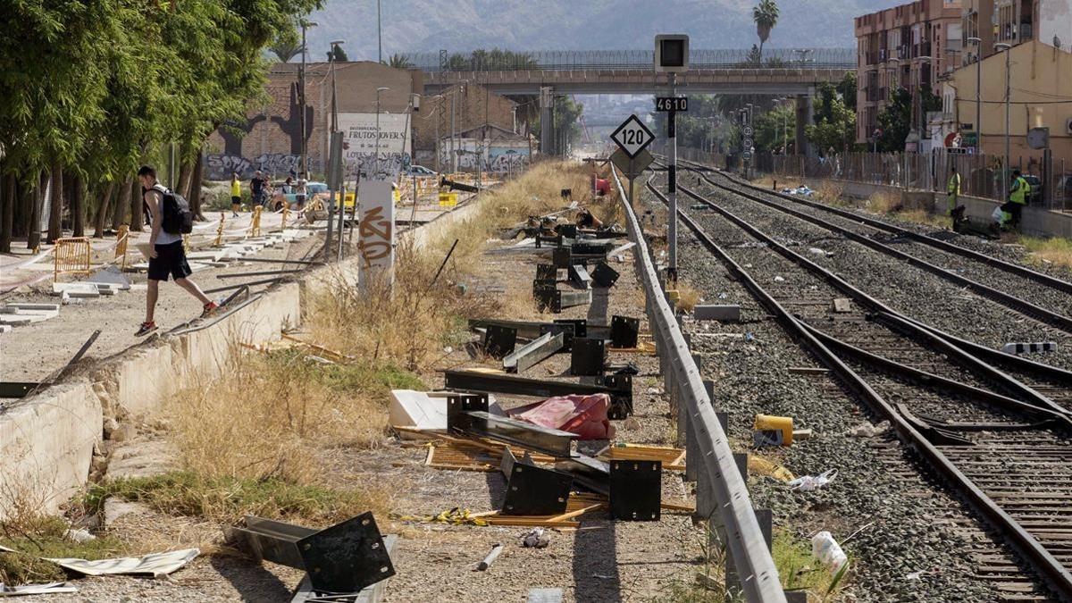 Los actos vandalicos registrados anoche en el paso a nivel de Santiago el Mayor y en otros puntos del trazado ferreo de Murcia han provocado el corte del trafico ferroviario y el establecimiento de un plan alternativo de transporte por carretera