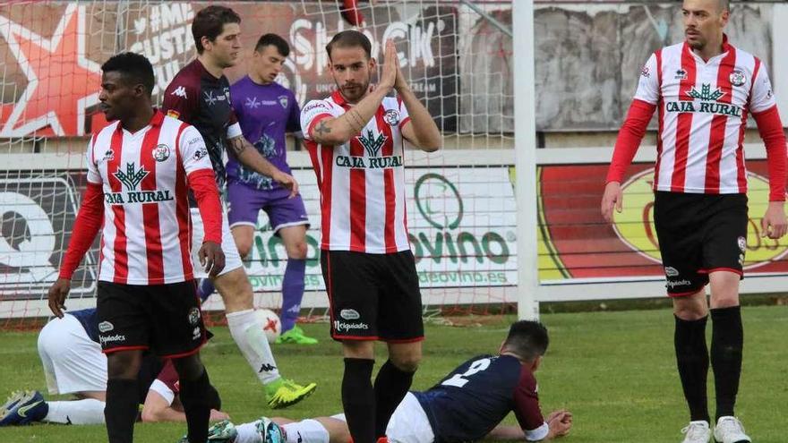 Iñaki pide perdón a la afición del Tordesillas tras poner el 3-2 en el marcador, ayer.