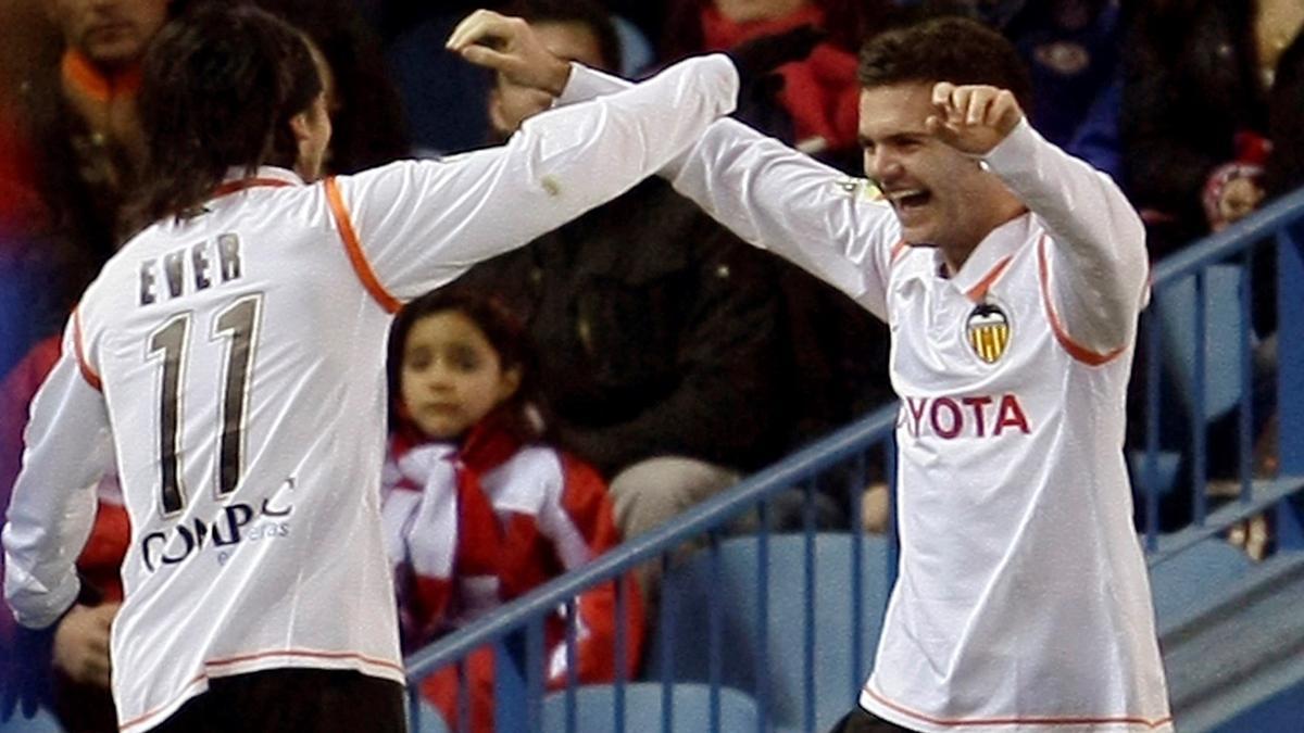 Ever Banega y Juan Mata celebran un gol del Valencia al Atlético.