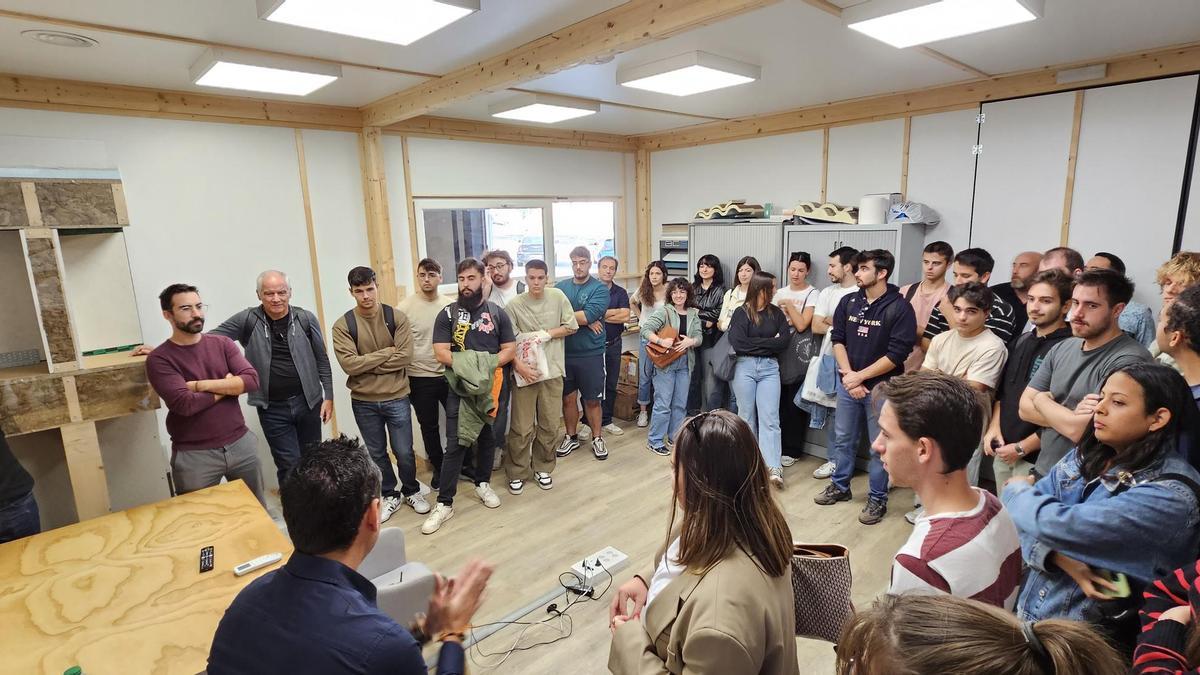 Recepción de los estudiantes de la Universidad de Alicante en la visita a la fábrica de construcción industrializada de WES (Wood Engineering Systems).