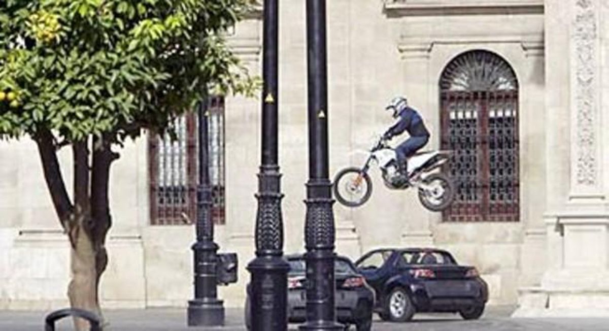 Un especialista fa avui un salt amb la moto en el rodatge a Sevilla del film ’Knight and day’. Un especialista fa avui un salt amb la moto en el rodatge a Sevilla del film ’Knight and day’.