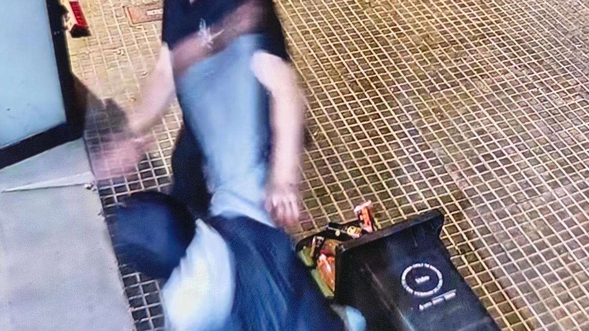 Captura del vídeo del moment en què l'agressor descarrega l'atac amb un tornavís contra el cambrer del bar