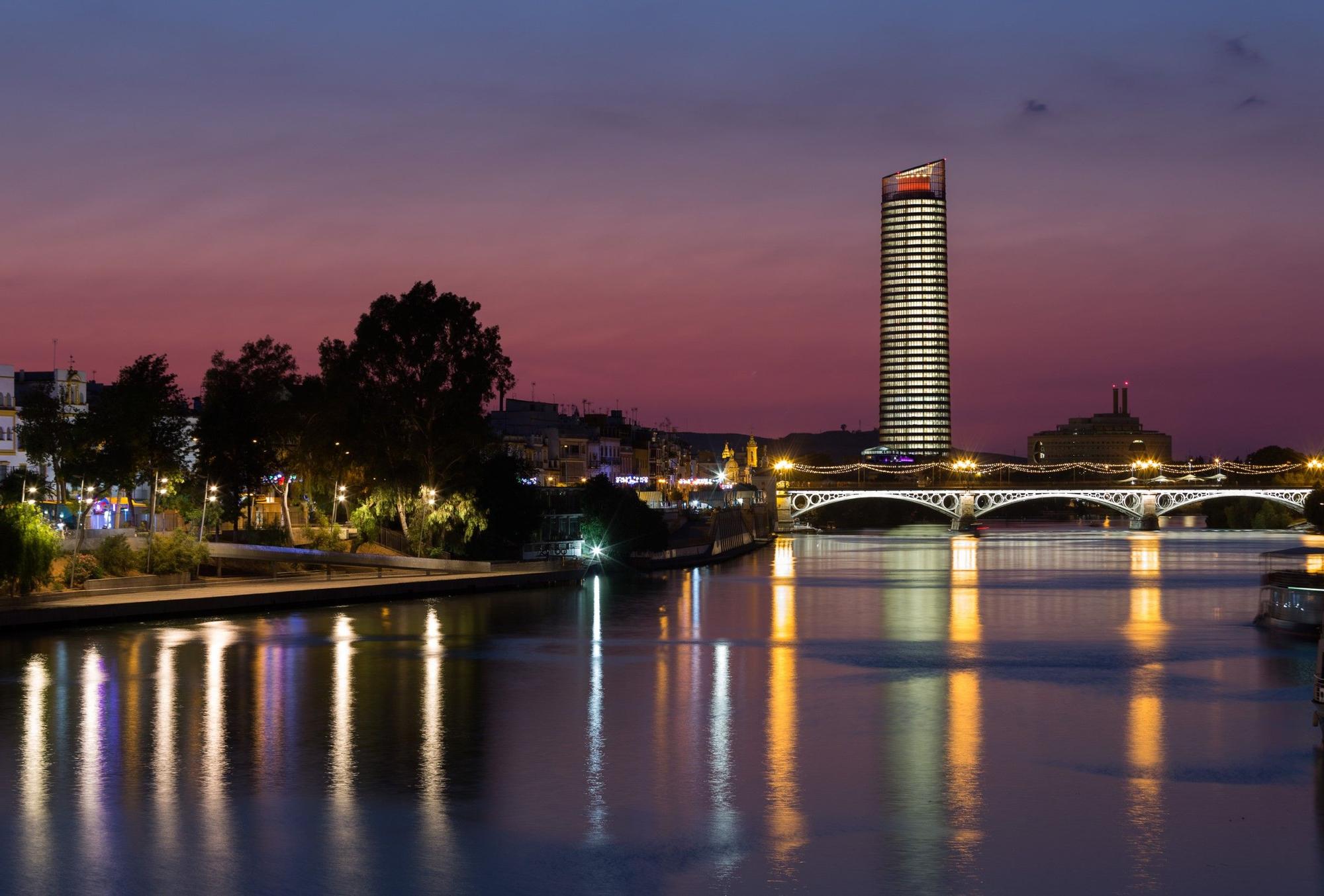 El hotel Eurostars Torre Sevilla supera los 180 metros de altura.