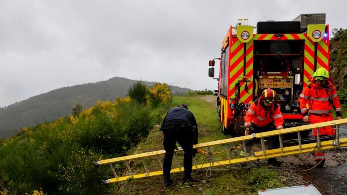 Operarios del servicio de Emerxencias, en un operativo anterior.