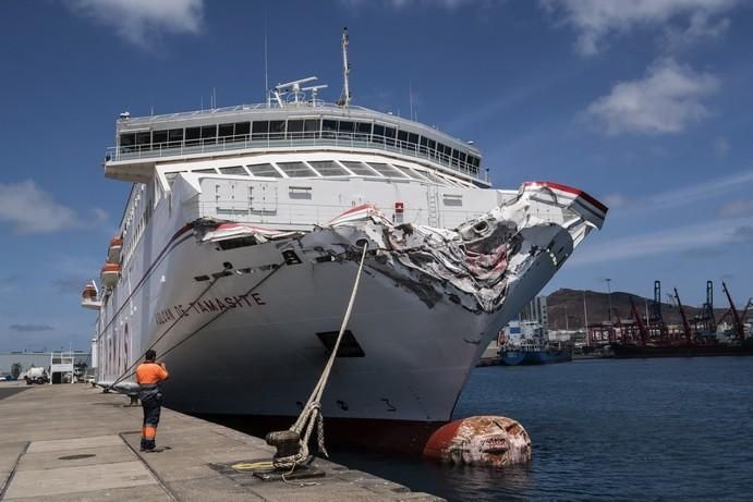 UN FERRY SE ESTRELLA EN EL MUELLE DE LAS PALMAS ...