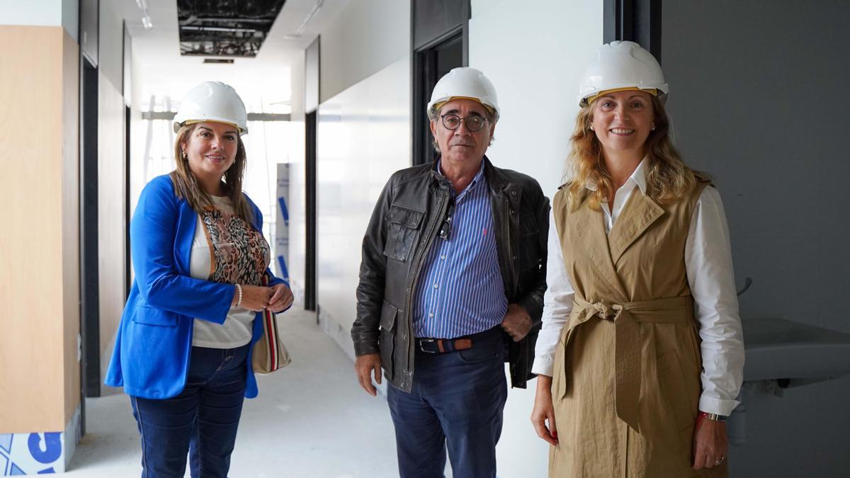 La alcaldesa, Amparo Marco, y la concejala de Gente Mayor, Mari Carmen Ribera, durante la visita a las obras del centro de envejecimiento.